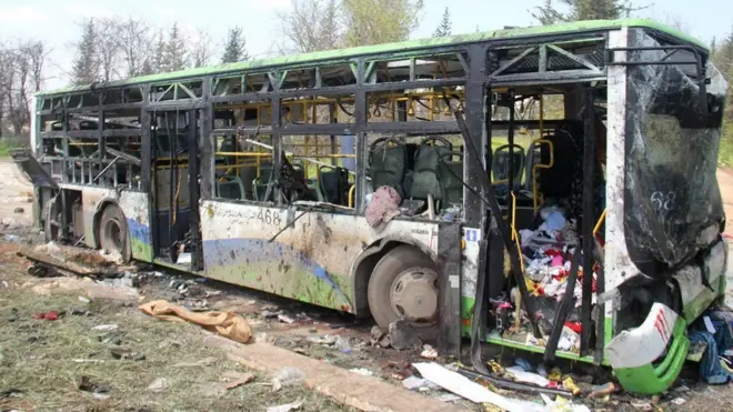 Os ônibus que carregavam sírios evacuados das zonasaposta online lotomaníaconflitos ficaram destruídos