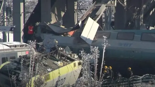 قتل تسعة أشخاص على الأقل وأصيب 47 آخرون في حادث تصادم قطار سريع في محطة في العاصمة التركية أنقرة، بحسب ما ذكره وزير المواصلات.