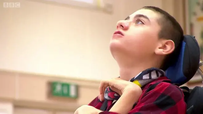 뇌성마비와 간질을 앓고 있는 패트릭. 그의 엄마는 아들을 바라보는 학교 아이들의 시선을 바꾸고자 한다.