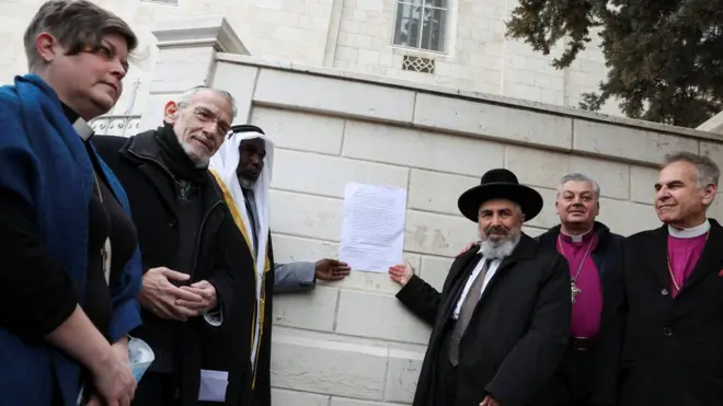 الزعماء الدينيون خارج مجمع الكنيسة الروسية