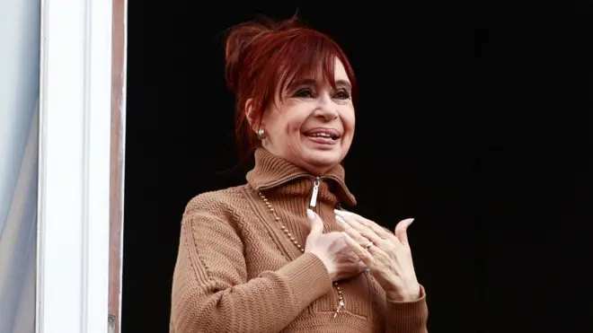 Cristina Kirchner saluda a sus simpatizantes desde el balcón de su departamento en Constitución