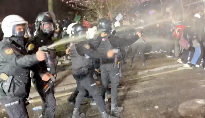 پلیس ترکیه از اسپری فلفل و گلوله‌های لاستیکی علیه معترضان استفاده کرد