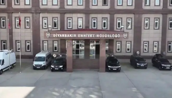 Olay yeri ve çevresinde uzman ekipler tarafından gerçekleştirilen çalışmalarda el yapımı patlayıcının herhangi bir hasar oluşturmadığı belirlendi