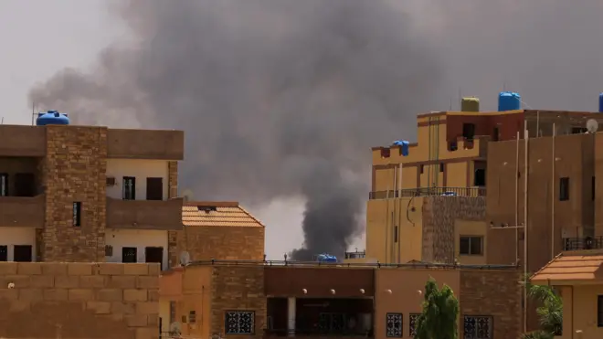 دخان يتصاعد جراء قصف في إحدى مناطق السودان