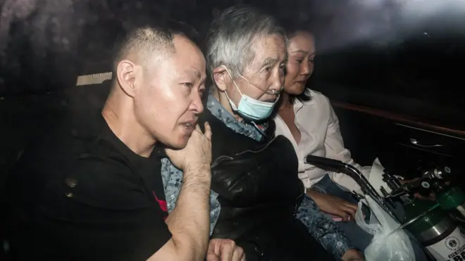 Alberto Fujimori al salir del penal acompañado por Kenji y Keiko
