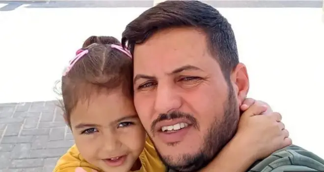 قال سعيد (يمين الصورة) إن ابنته ميرا أُصيبت بطلق ناري في ممر إخلاء، على بُعد نحو كيلومتر واحد من نقطة تفتيش إسرائيلية.