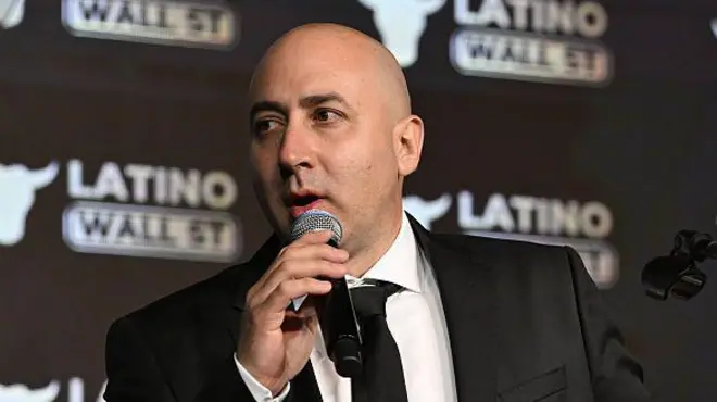 Fernando Cerimedo habla con un micrófono en la mano durante un evento en Mar-a-Lago, Florida, Estados Unidos, en febrero de 2026.