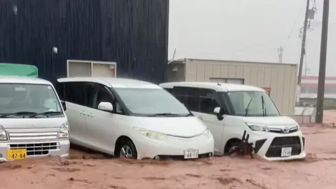 大雨で冠水した路上（21日、輪島市）
