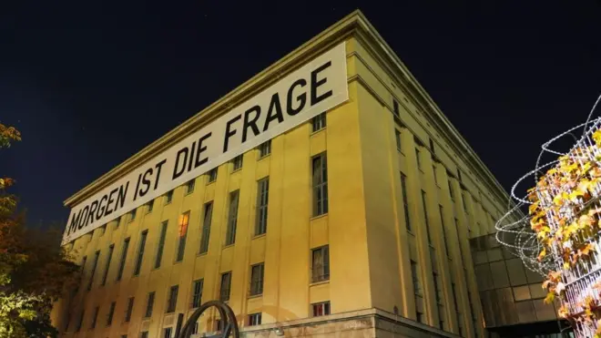 El club Berghain permanece cerrado por la noche durante la pandemia de coronavirus, el 30 de septiembre de 2020 en Berlín, Alemania.