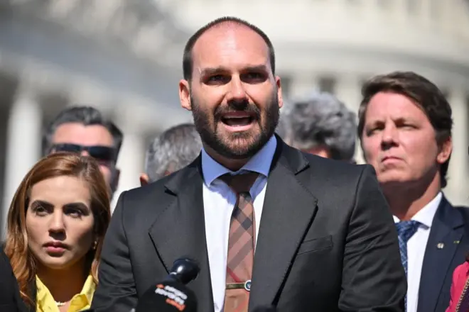 Eduardo Bolsonaro falando no microfone