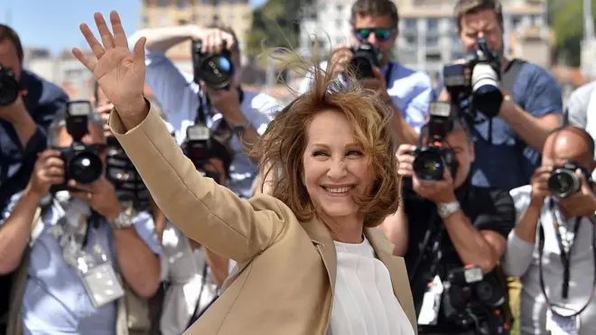 Французская актриса Натали Бай позирует 19 мая 2016 года во время фотосессии к фильму «Это всего лишь конец света» (Juste La Fin Du Monde) на 69-м Каннском кинофестивале в Каннах