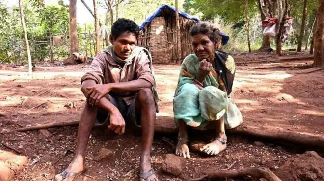 तेलंगणातील भद्राद्री कोठागुडेम जिल्ह्यातील घनदाट जंगलात एक कुटुंब गेल्या 25 वर्षांपासून एकटंच राहतं आहे
