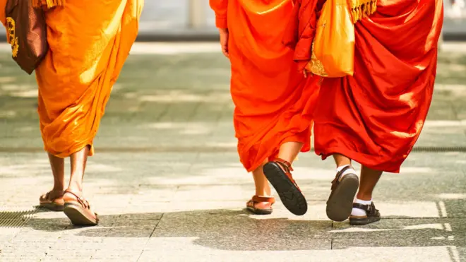 භික්ෂූන් තිදෙනෙක් ඇවිද යති