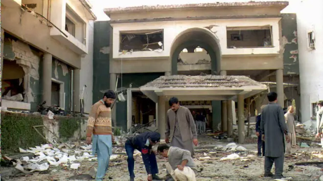 19 نومبر 1995 کو پاکستانی حکام اسلام آباد میں مصری سفارتخانے میں دھماکے کے بعد جائے وقوعہ کا معائنہ کر رہے ہیں