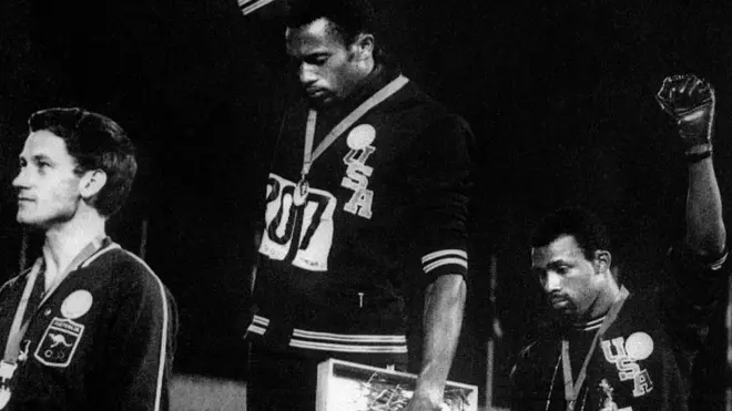 Foto de Peter Norman y sus compañeros en el podio.