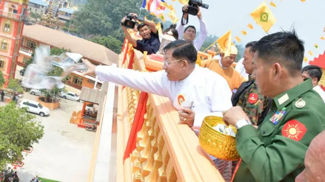 လားရှိုးက အလှူအခမ်းအနားတစ်ခုမှာ ဗိုလ်ချုပ်မှူးကြီး မင်းအောင်လှိုင် နဲ့အတူတွေ့ရတဲ့ ဗိုလ်ချုပ်နိုင်နိုင်ဦး