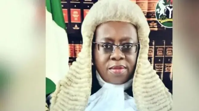 Aworan Adajọ Kudirat Kekere-Ekun. 