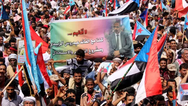 أثار قرار الرئيس اليمن، عبد ربه منصور هادي، إقالة محافظ عدن السابق، عيدروس الزبيدي، ردود فعل غاضبة