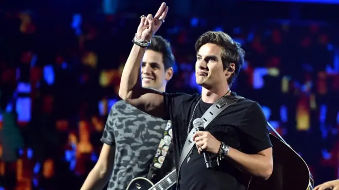 Andrés Ceballos (der.) de DVicio