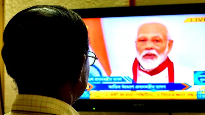 टीवी देखता एक शख़्स