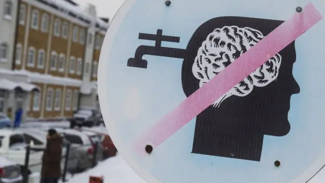 Перечеркнутый знак с головой человека