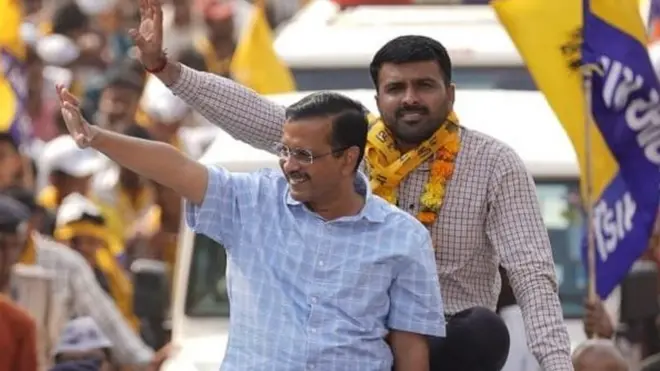 गुजरात में चुनाव प्रचार करते हुए अरविंद केजरीवाल