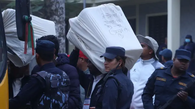 मतपेटिका ढुवानी गरिँदै