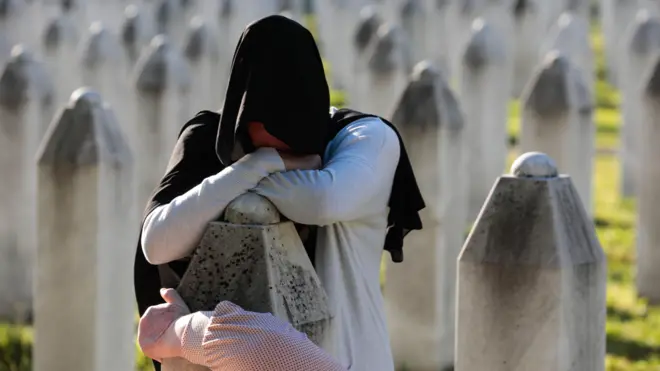 Žena grli nišan u Potočarima