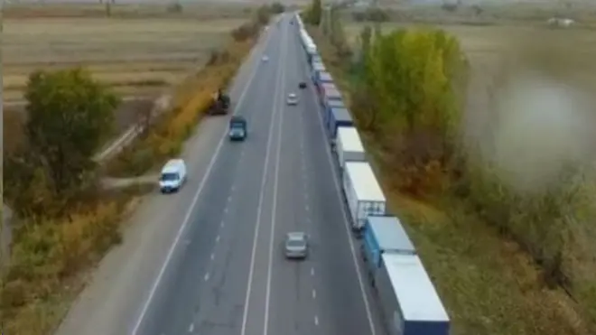 Кыргыз-казак чек арасында кезек күткөн унаалардын узундугу бир нече чакырымга созулат