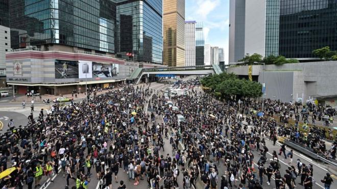 Hàng trăm người lại ùa về trung tâm hành chính Hong Kong để tiếp tục phản đối dự luật dẫn độ