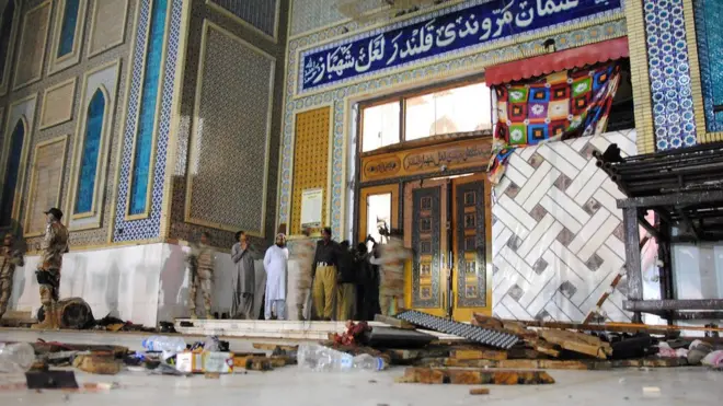 Saldırıya uğrayan türbe