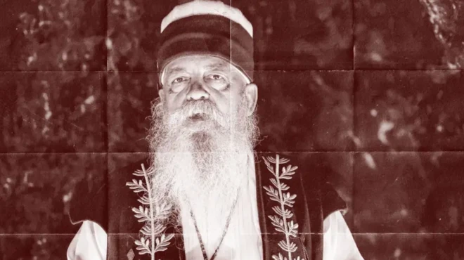 «بابا موندی» که از سال ۲۰۱۱ رهبر جامعه بکتاشی در آلبانی است، افسر سابق ارتش است 