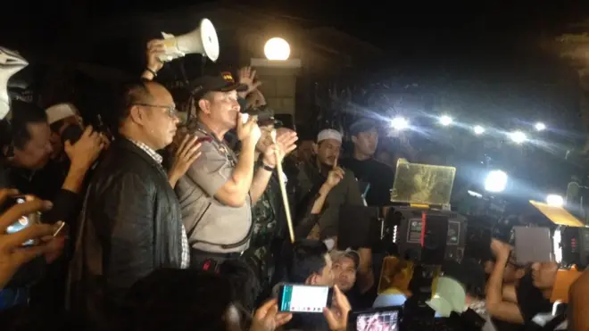 Lewat pernyataan resminya, LBH-YLBHI mengatakan bahwa mereka yang hadir di dalam gedung saat terjadi pengepungan sedang mengikuti acara kesenian.