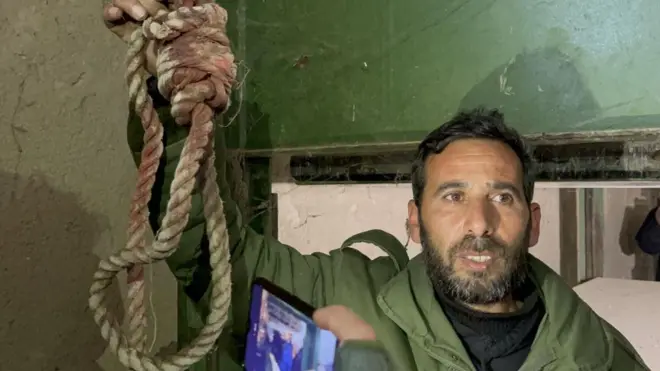 Мужчина демонстрирует предметы пыток 