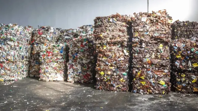 Le recyclage chimique commence de la même manière que le recyclage mécanique ordinaire, par la collecte et le broyage des plastiques et leur transport vers une usine.