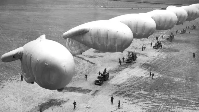 Fila de globos gigantes utilizados por la defensa aérea de Londres contra los bombardeos alemanes durante la Segunda Guerra Mundial.