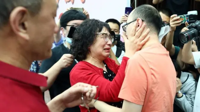 Li Jingzhi and her son embrace for the first time in 32 years