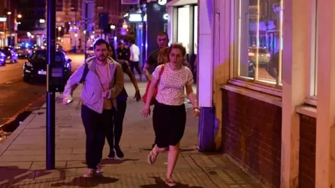 लंदन ब्रिज के दक्षिण में बरो हाई स्ट्रीट की तरफ़ भागते हुए लोग