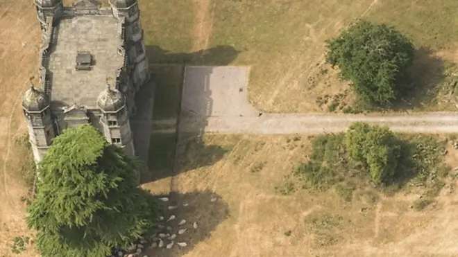 موجة الحر الأخير والتي تسببت في جفاف حقول كثيرة في إنجلترا، كانت سببا في اكتشاف آثار من عصور مضت.