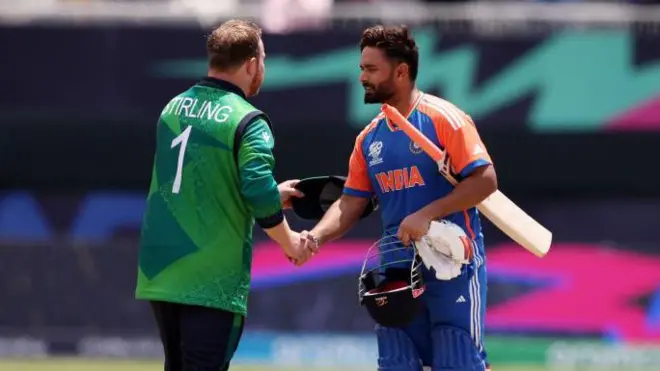 आयर्लंडचा कर्णधार पॉल स्टर्लिंग ऋषभ पंतचं अभिनंदन करताना.