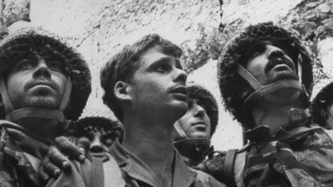 1967 में छह दिन की लड़ाई के बाद यरूशलम पर कब्ज़े के बाद इसराइली पैराट्रूपर्स