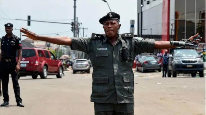 Police man wey dey try stop protesters for Port Harcourt