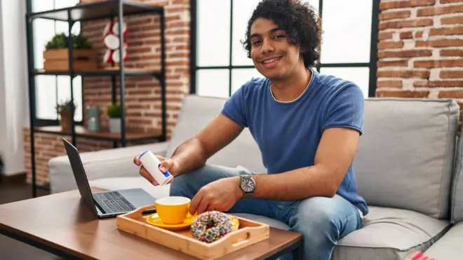 Homme qui utilise du sucre