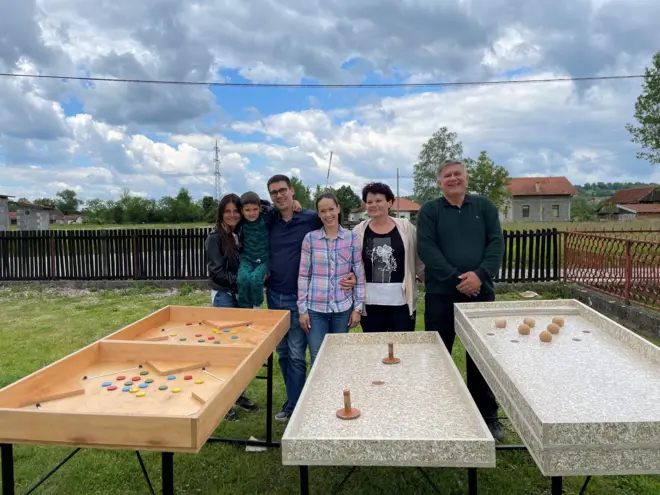 Porodica Ilić na imanju u selu Lukavac pravi igre koje čuvaju prirodu