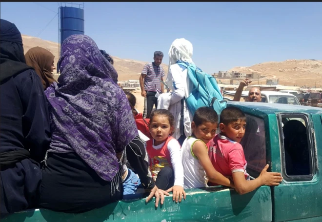 لاجئون سوريون يصلون إلى وادي حمايد، على مشارف بلدة عرسال الحدودية الشمالية الشرقية للبنان، لركوب الحافلات المتجهة إلى بلدة إدلب الواقعة شمال غرب سوريا