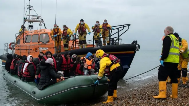 وصول لاجئين إلى الساحل البريطاني