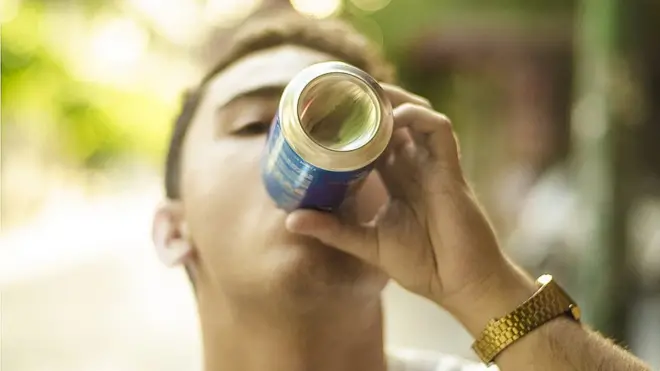 Los menores de edad no deberían beber, coinciden los médicos, pero si lo hacen nunca antes de los 15.