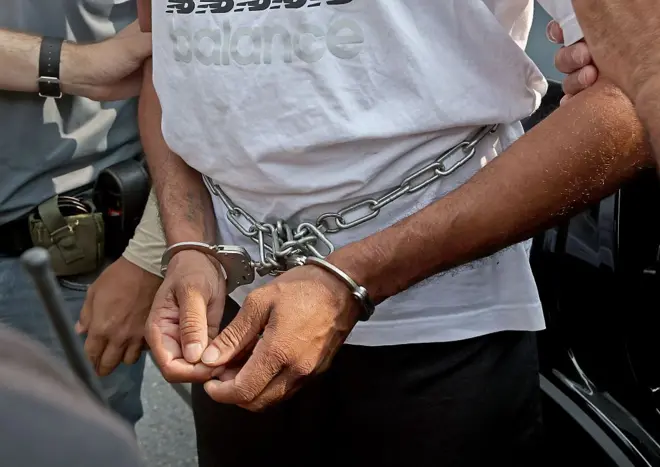 Detenção de suspeito nas ruas de Boston por agentes do ICE