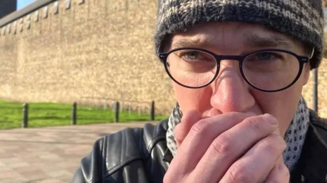 یو سړی خپلو لاسو ته پوکي چې تاوده شي