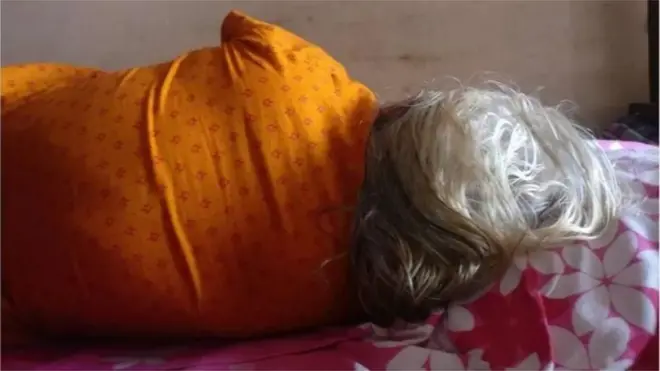 বৃদ্ধা শুয়ে আছেন